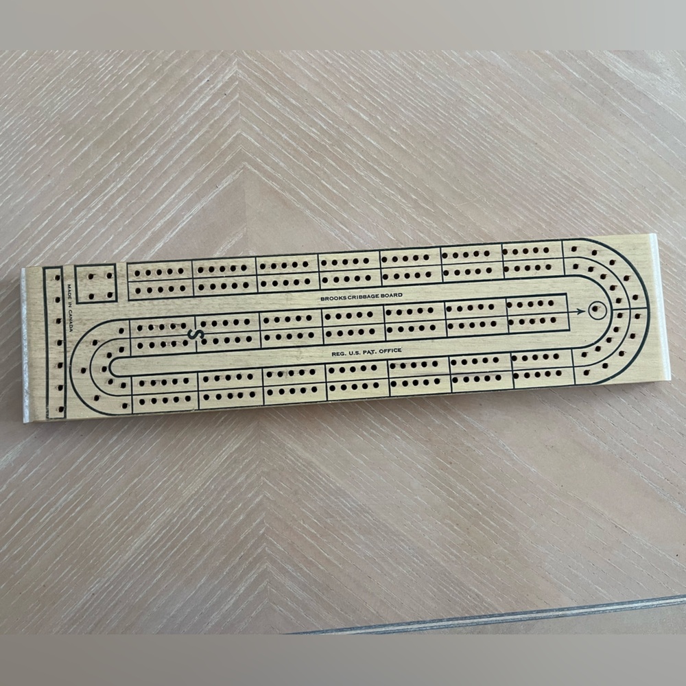 Vintage Brooks Cribbage Board with 6 pegs.